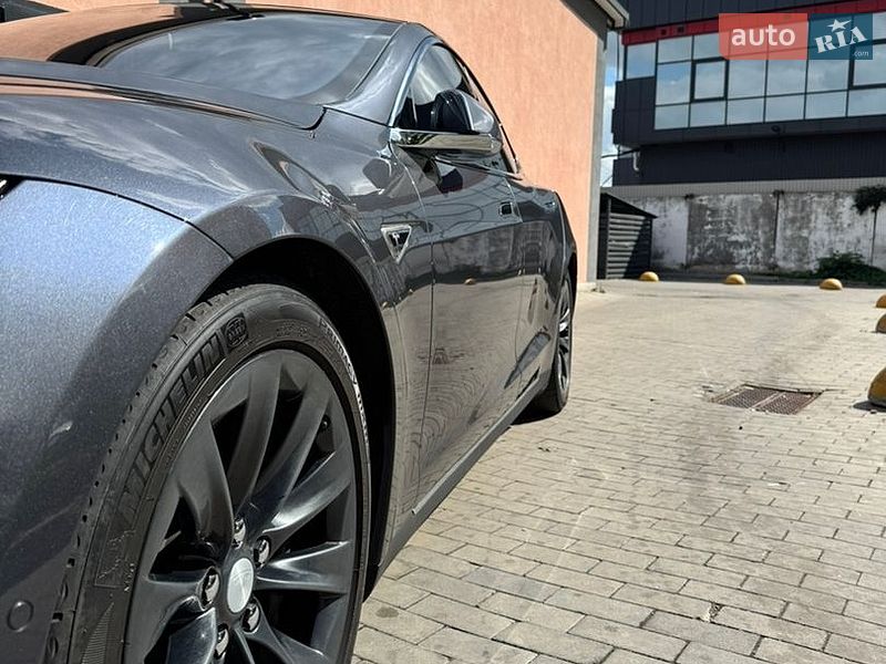 Лифтбек Tesla Model S 2016 в Луцке