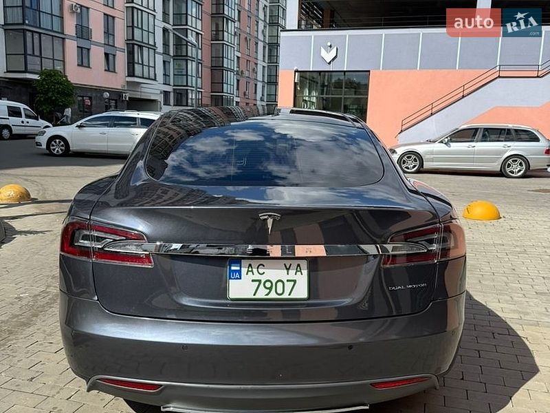 Лифтбек Tesla Model S 2016 в Луцке