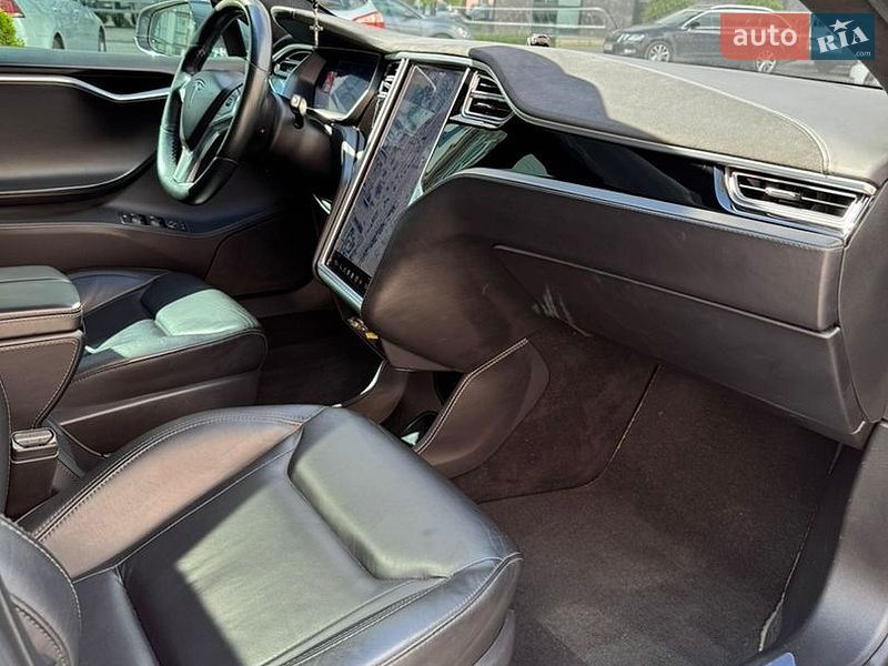 Лифтбек Tesla Model S 2016 в Луцке