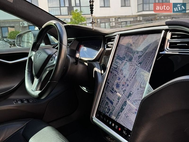 Лифтбек Tesla Model S 2016 в Луцке