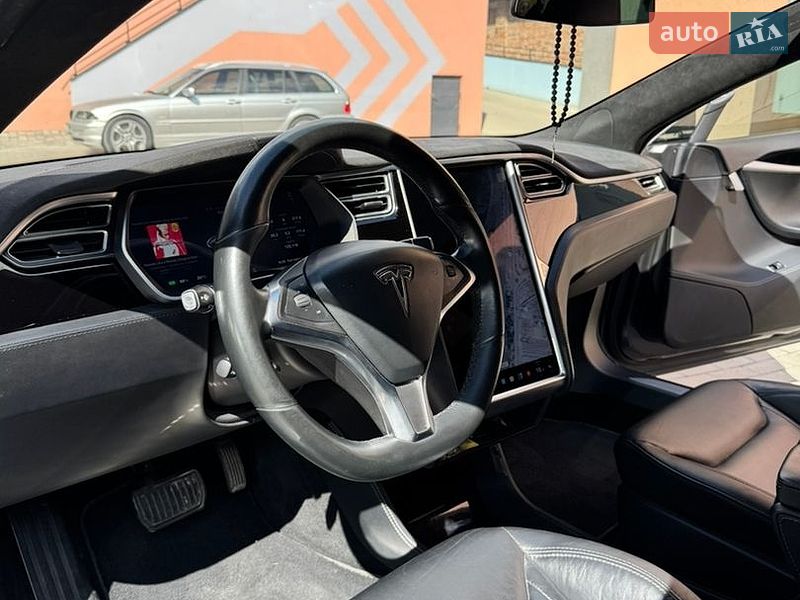 Лифтбек Tesla Model S 2016 в Луцке