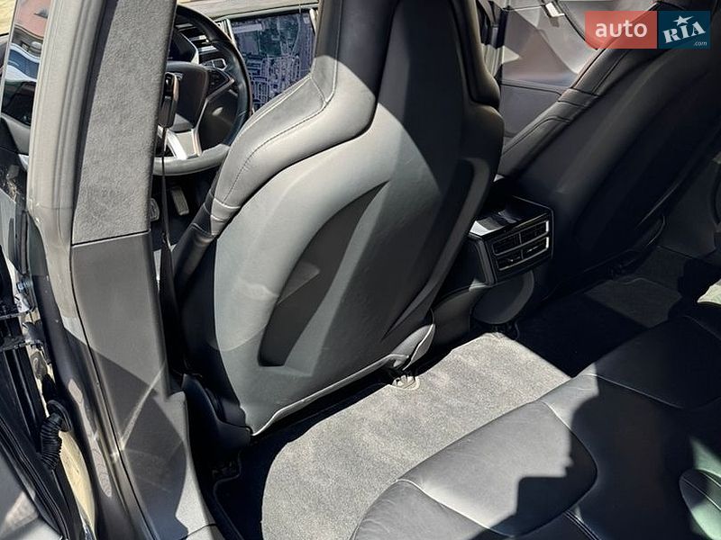 Лифтбек Tesla Model S 2016 в Луцке