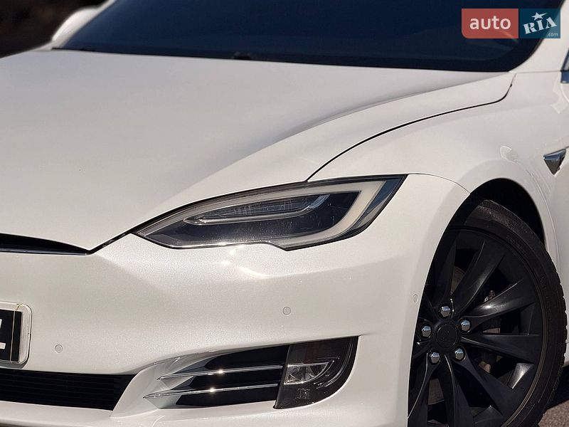 Лифтбек Tesla Model S 2016 в Кривом Роге