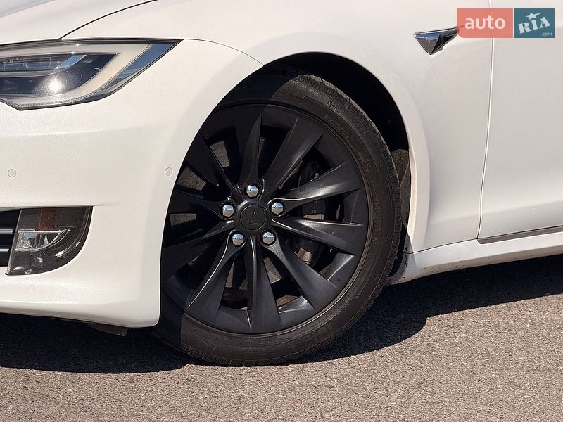 Лифтбек Tesla Model S 2016 в Кривом Роге