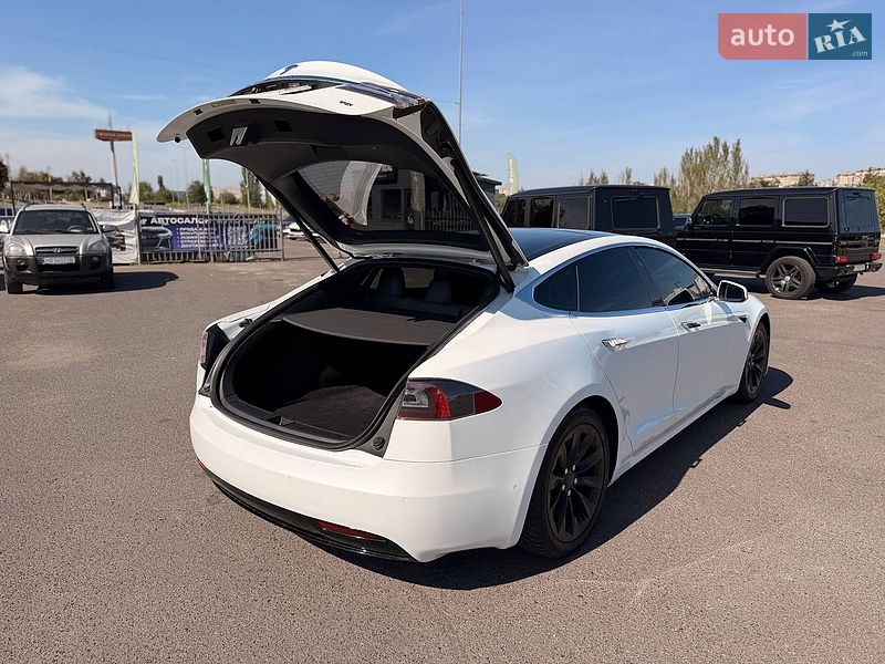 Лифтбек Tesla Model S 2016 в Кривом Роге
