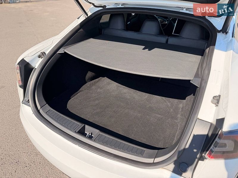 Лифтбек Tesla Model S 2016 в Кривом Роге