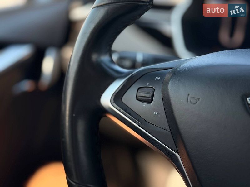 Лифтбек Tesla Model S 2016 в Кривом Роге