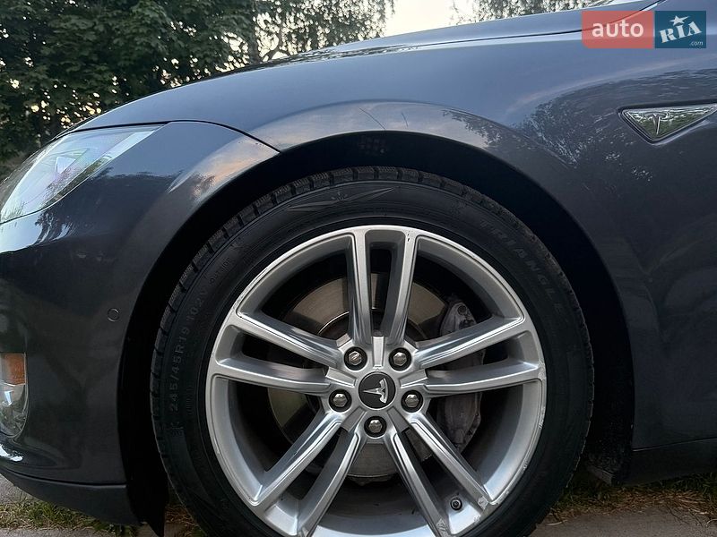 Ліфтбек Tesla Model S 2015 в Харкові
