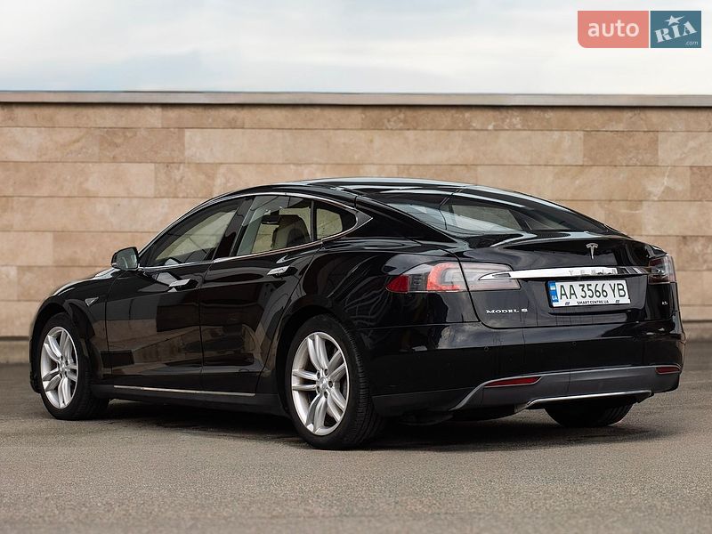 Лифтбек Tesla Model S 2014 в Киеве