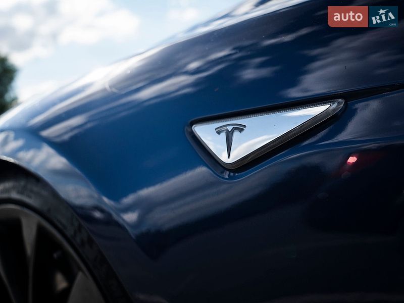 Лифтбек Tesla Model S 2015 в Киеве