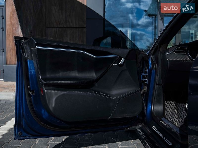 Лифтбек Tesla Model S 2015 в Киеве