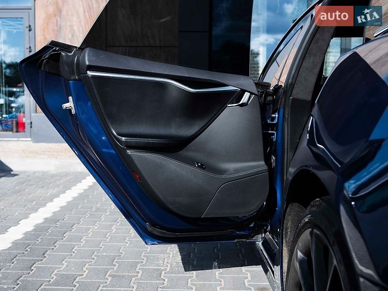 Лифтбек Tesla Model S 2015 в Киеве