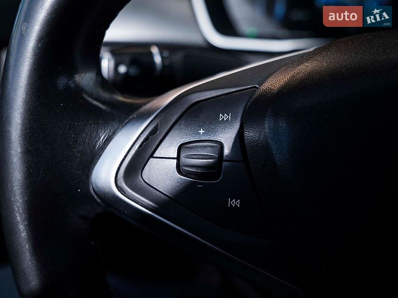 Лифтбек Tesla Model S 2015 в Киеве