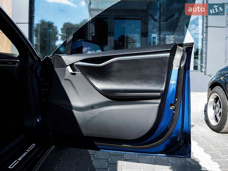 Лифтбек Tesla Model S 2015 в Киеве