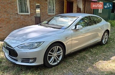 Ліфтбек Tesla Model S 2014 в Ніжині