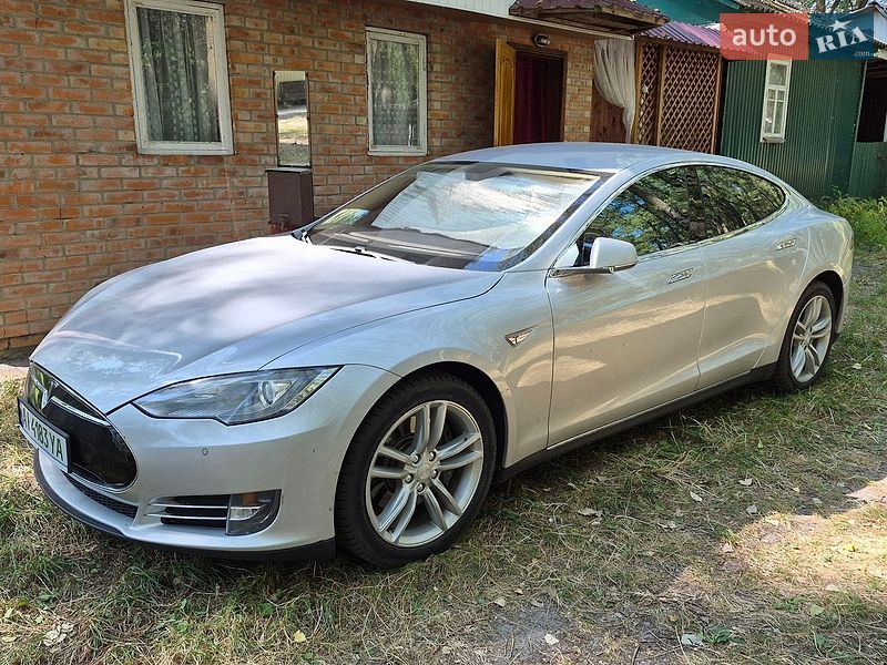 Ліфтбек Tesla Model S 2014 в Ніжині