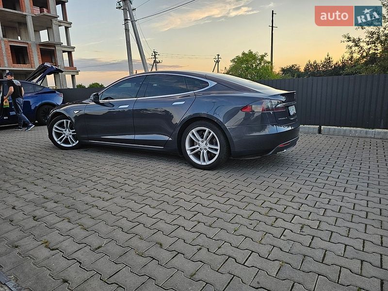 Ліфтбек Tesla Model S 2015 в Львові