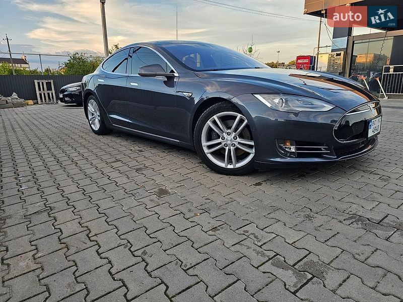 Ліфтбек Tesla Model S 2015 в Львові