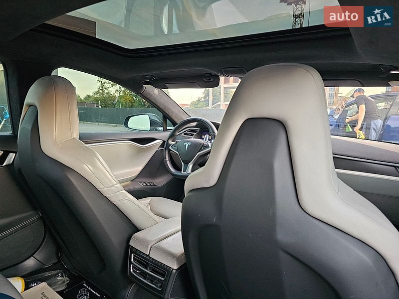 Ліфтбек Tesla Model S 2015 в Львові