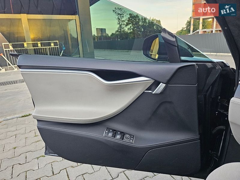 Ліфтбек Tesla Model S 2015 в Львові