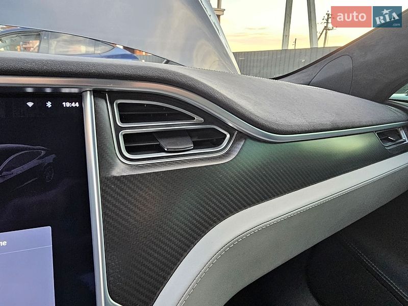 Ліфтбек Tesla Model S 2015 в Львові