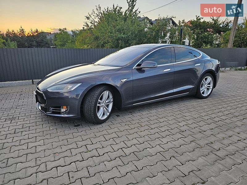 Ліфтбек Tesla Model S 2015 в Львові