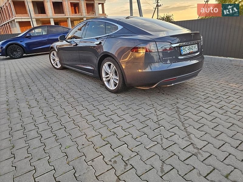 Ліфтбек Tesla Model S 2015 в Львові