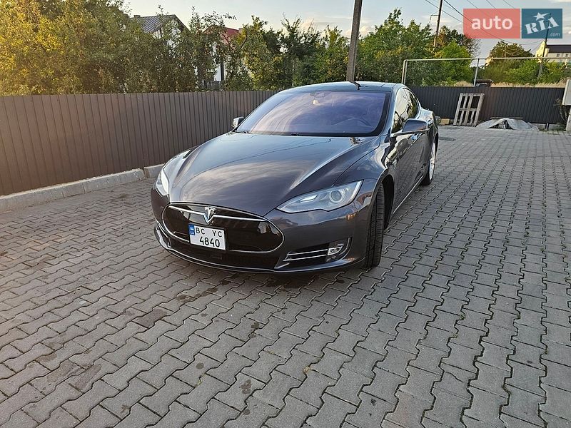 Ліфтбек Tesla Model S 2015 в Львові