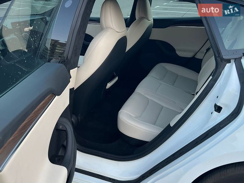 Лифтбек Tesla Model S 2022 в Львове