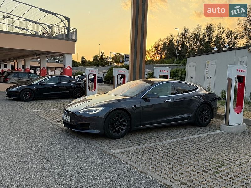Лифтбек Tesla Model S 2017 в Ровно