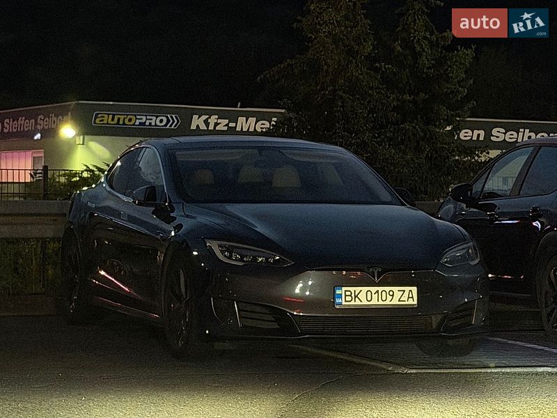 Лифтбек Tesla Model S 2017 в Ровно