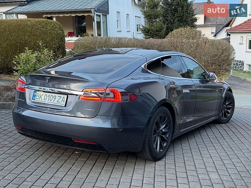 Лифтбек Tesla Model S 2017 в Ровно