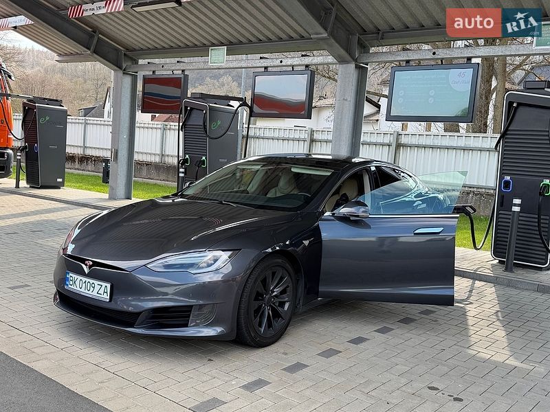 Лифтбек Tesla Model S 2017 в Ровно