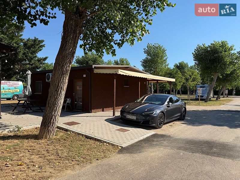 Лифтбек Tesla Model S 2017 в Ровно