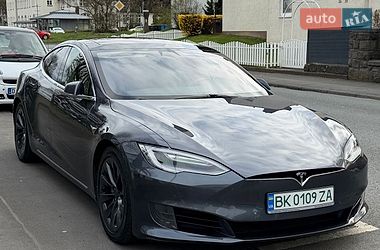 Лифтбек Tesla Model S 2017 в Ровно