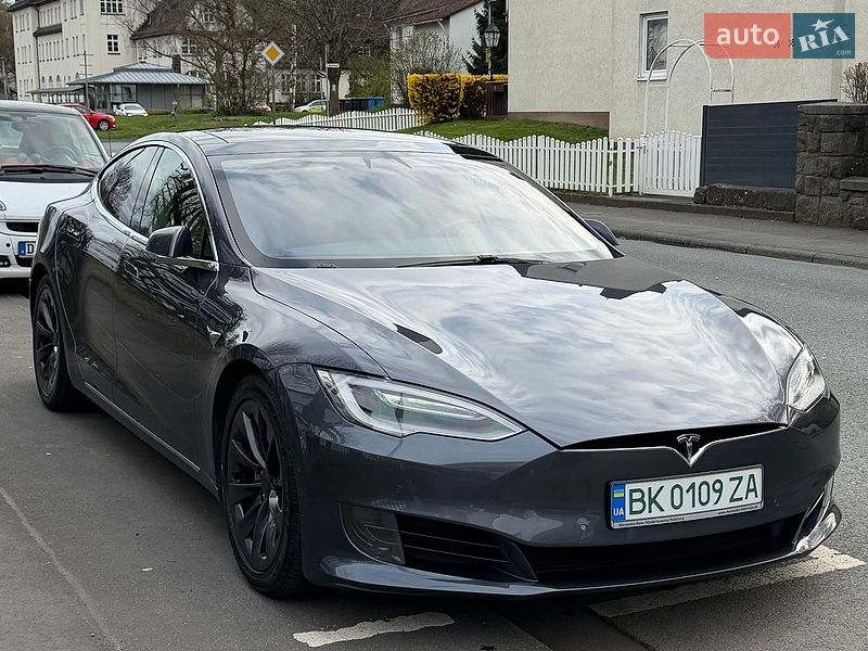 Лифтбек Tesla Model S 2017 в Ровно