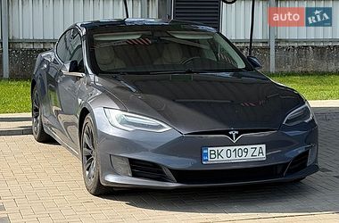 Лифтбек Tesla Model S 2017 в Ровно