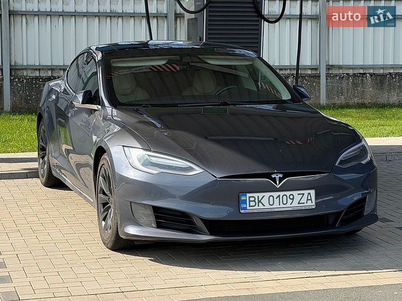 Лифтбек Tesla Model S 2017 в Ровно