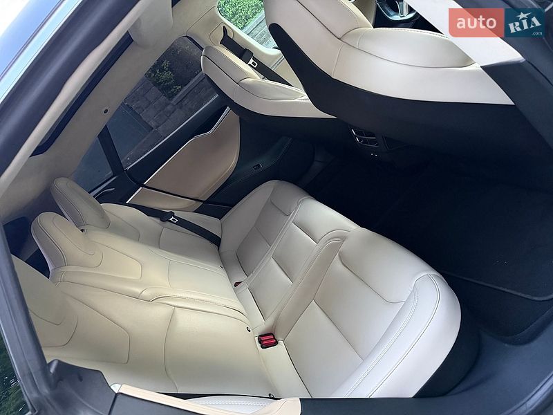 Лифтбек Tesla Model S 2017 в Ровно