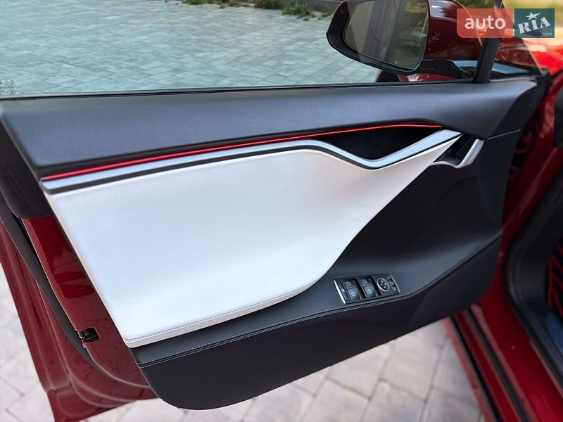 Лифтбек Tesla Model S 2019 в Черновцах