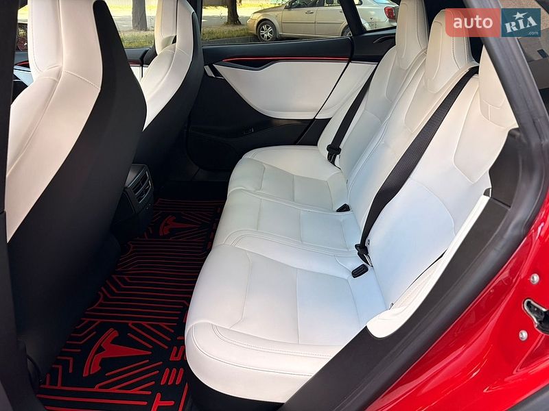 Лифтбек Tesla Model S 2019 в Черновцах
