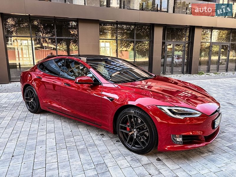 Лифтбек Tesla Model S 2019 в Черновцах