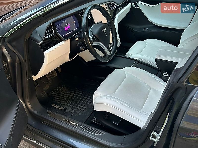 Ліфтбек Tesla Model S 2017 в Львові