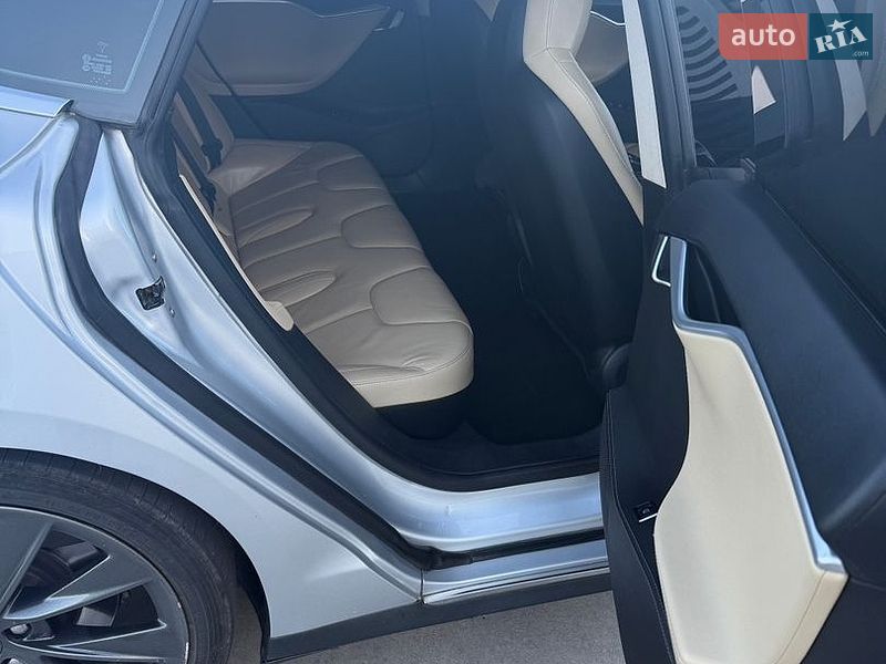 Ліфтбек Tesla Model S 2015 в Києві