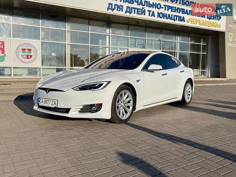 Ліфтбек Tesla Model S 2016 в Смілі