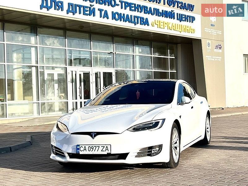 Ліфтбек Tesla Model S 2016 в Смілі