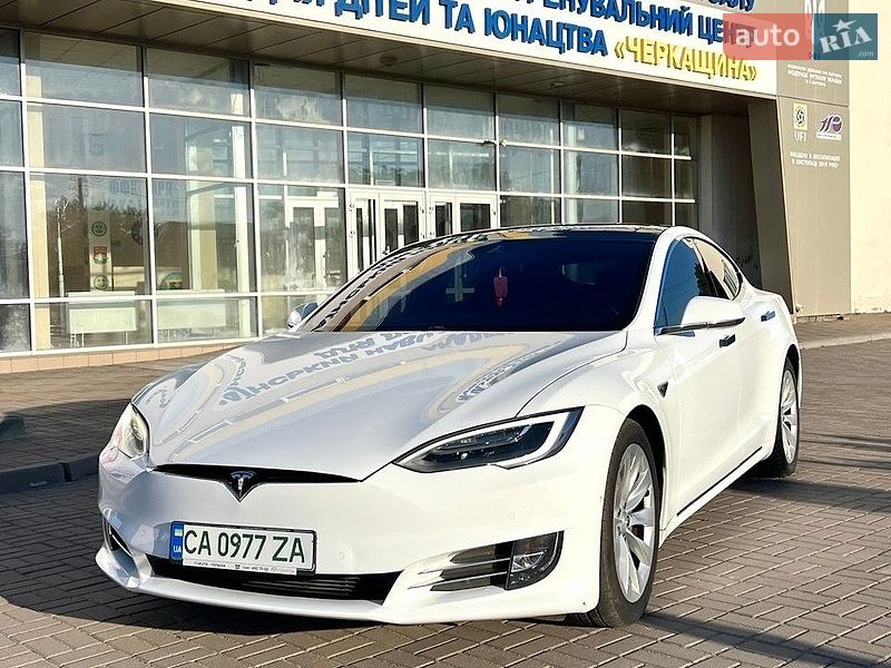 Ліфтбек Tesla Model S 2016 в Смілі