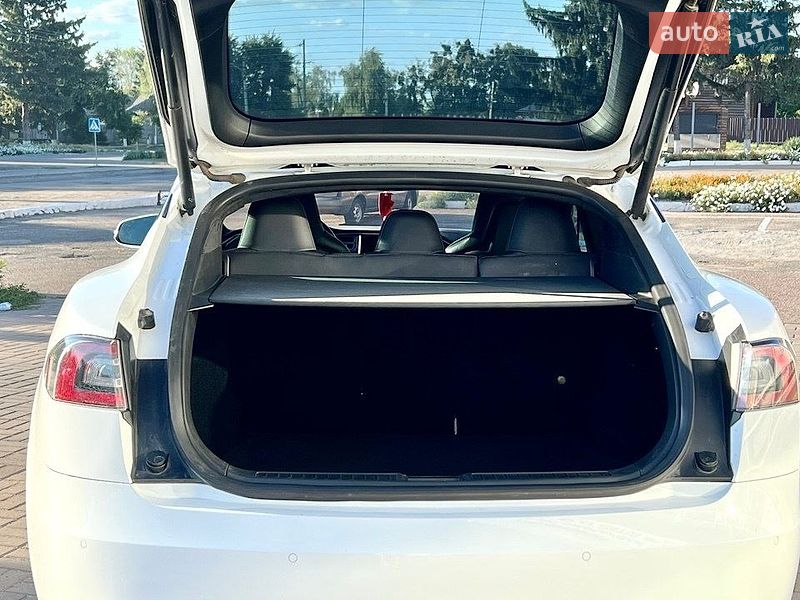 Ліфтбек Tesla Model S 2016 в Смілі