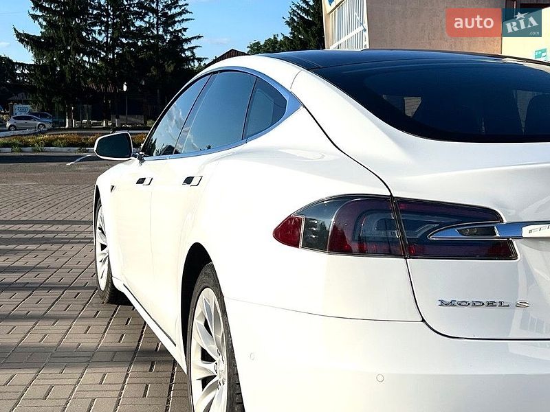 Ліфтбек Tesla Model S 2016 в Смілі