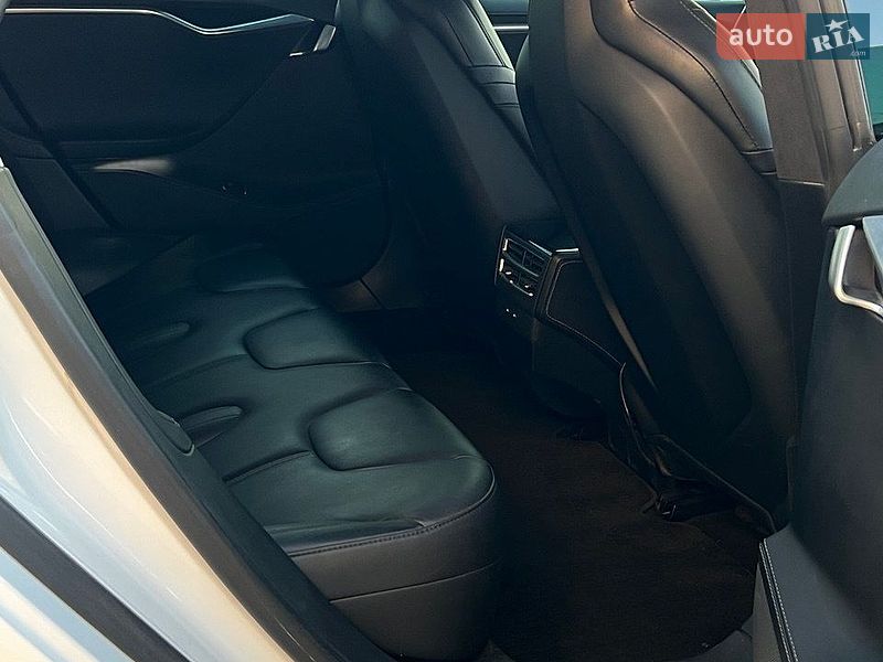 Ліфтбек Tesla Model S 2016 в Смілі